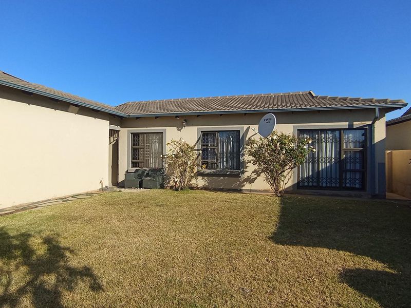 3-Bedroom Freehold Home on Spacious Stand in Amandasig - Photo 2