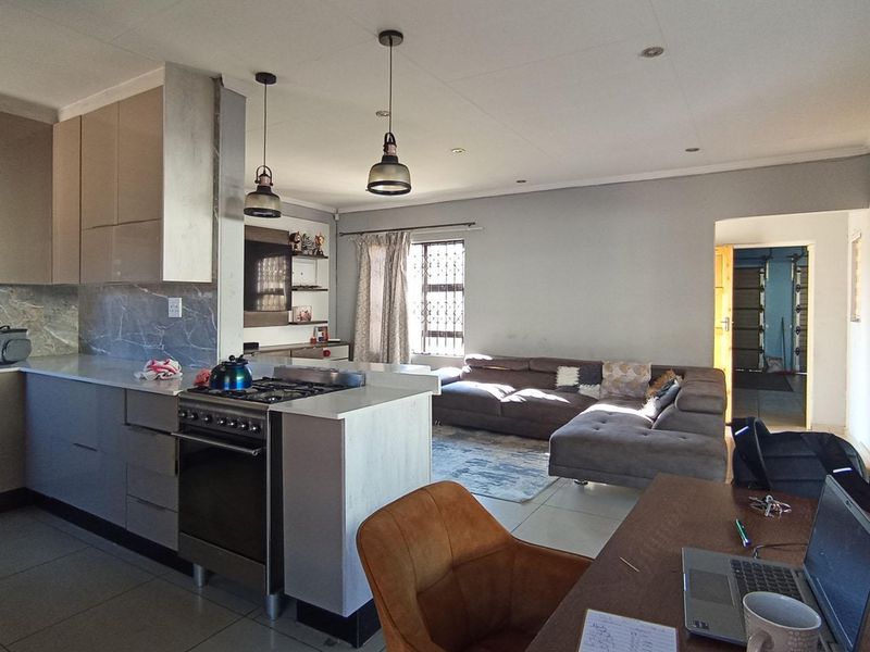 3-Bedroom Freehold Home on Spacious Stand in Amandasig - Photo 6