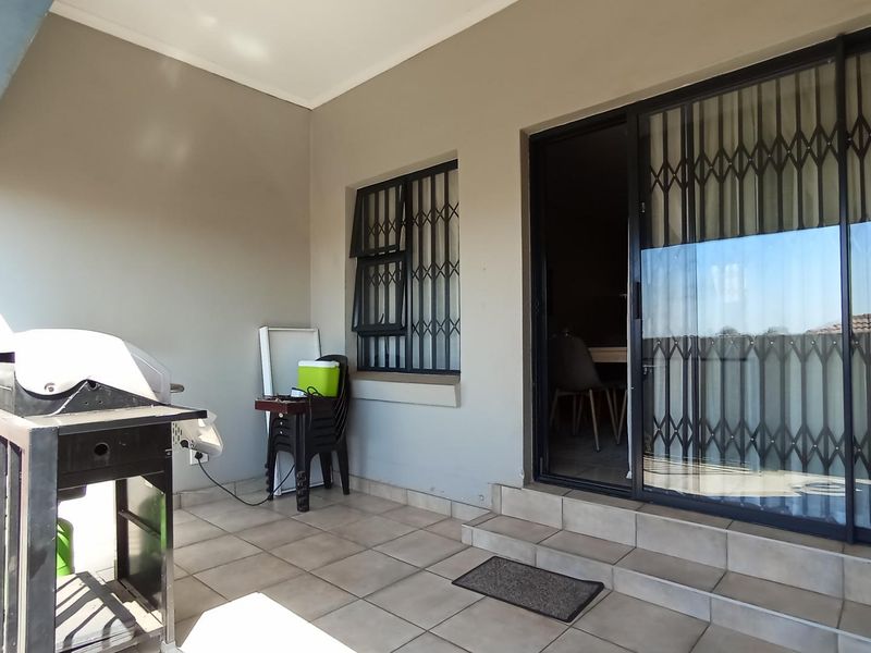 3 Bedroom Home in a Secure Heatherview Setting - Photo 3