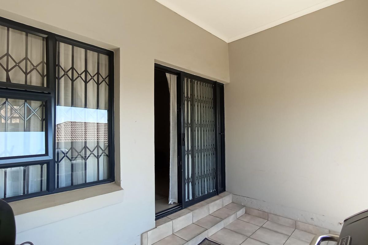 3 Bedroom Home in a Secure Heatherview Setting - Photo 2