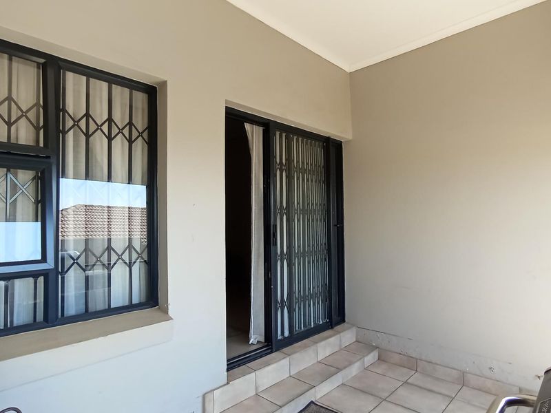 3 Bedroom Home in a Secure Heatherview Setting - Photo 2