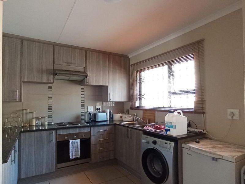 3 Bedroom Home in a Secure Heatherview Setting - Photo 10