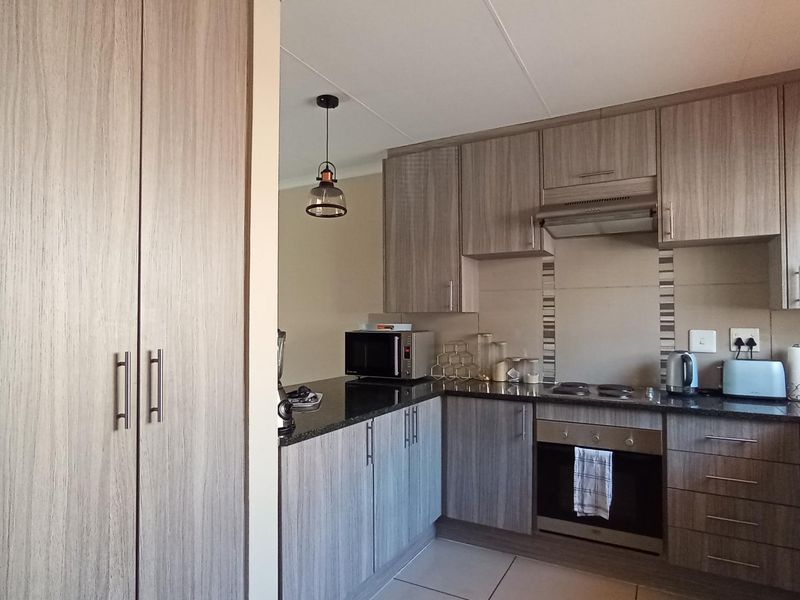 3 Bedroom Home in a Secure Heatherview Setting - Photo 9