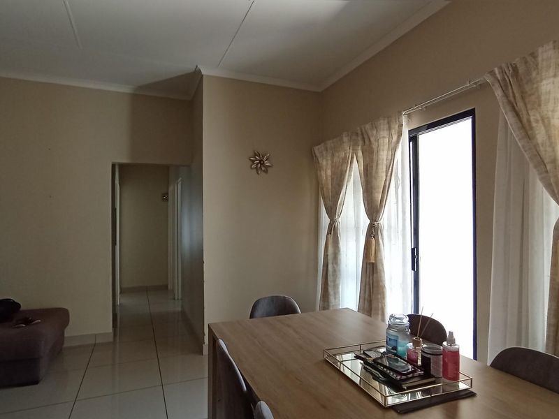 3 Bedroom Home in a Secure Heatherview Setting - Photo 8