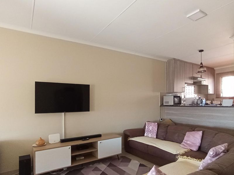 3 Bedroom Home in a Secure Heatherview Setting - Photo 6