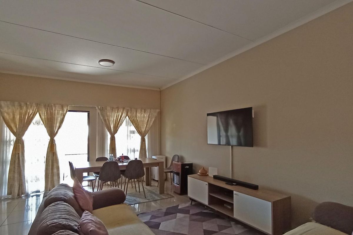 3 Bedroom Home in a Secure Heatherview Setting - Photo 4