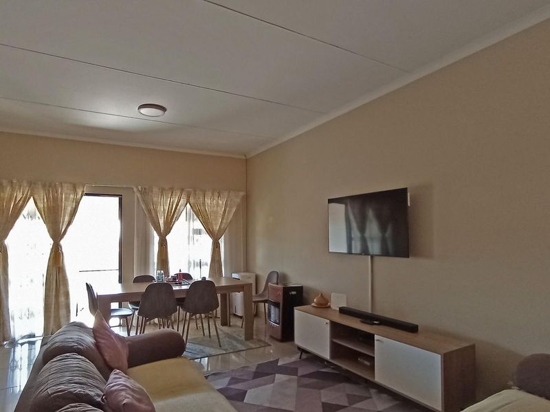 3 Bedroom Home in a Secure Heatherview Setting - Photo 4