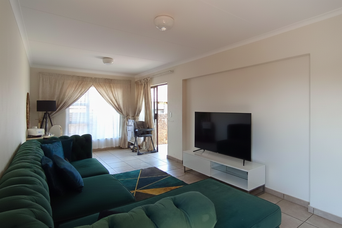 A Practical 3 Bedroom Home in Secure, Growing Chantelle - Photo 5