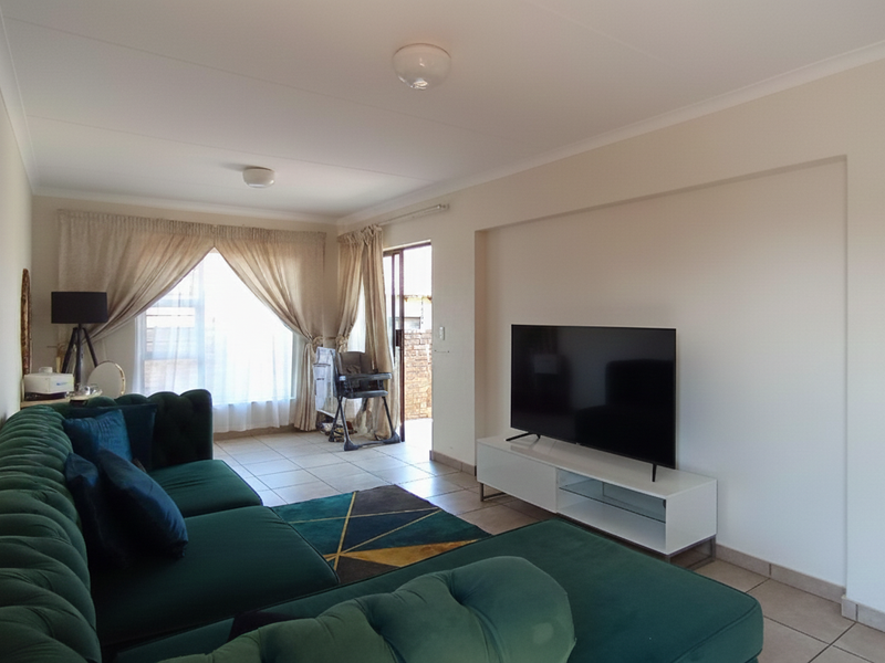 A Practical 3 Bedroom Home in Secure, Growing Chantelle - Photo 5