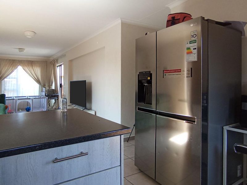 A Practical 3 Bedroom Home in Secure, Growing Chantelle - Photo 10