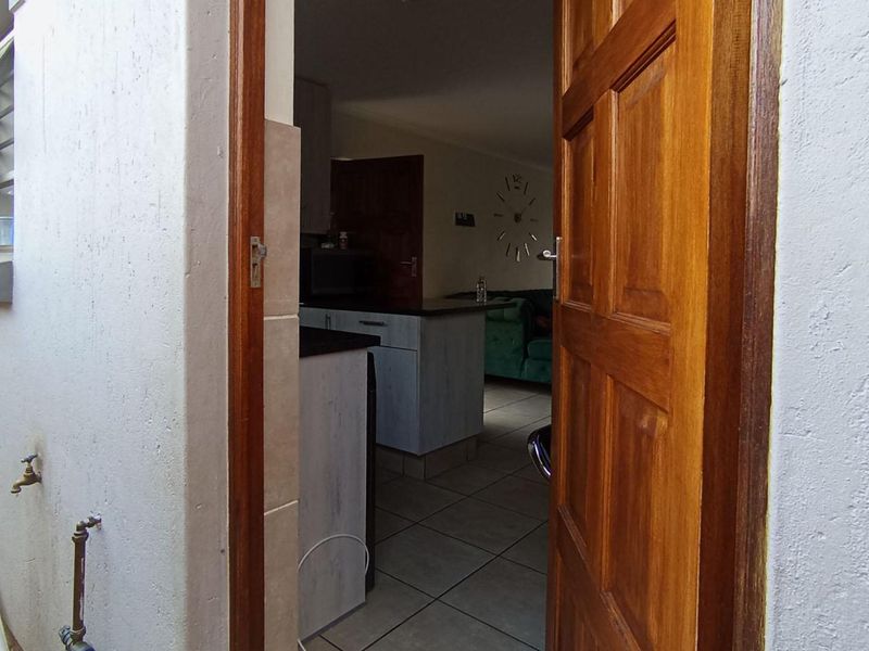 A Practical 3 Bedroom Home in Secure, Growing Chantelle - Photo 9