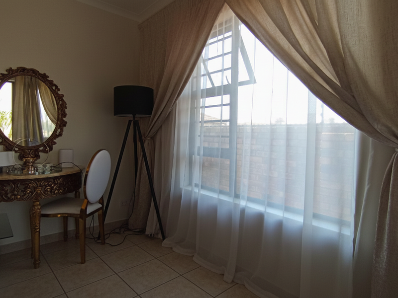 A Practical 3 Bedroom Home in Secure, Growing Chantelle - Photo 7