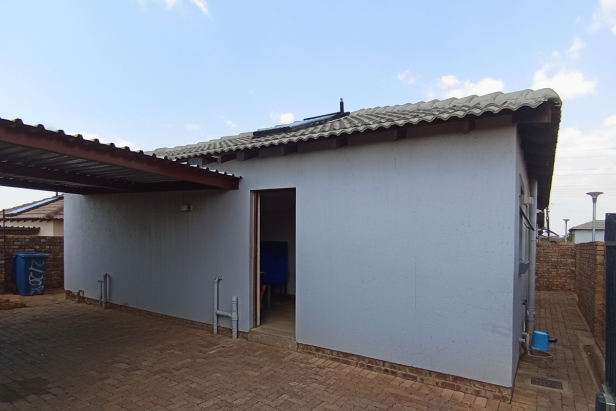 A Practical 3 Bedroom Home in Secure, Growing Chantelle - Photo 2