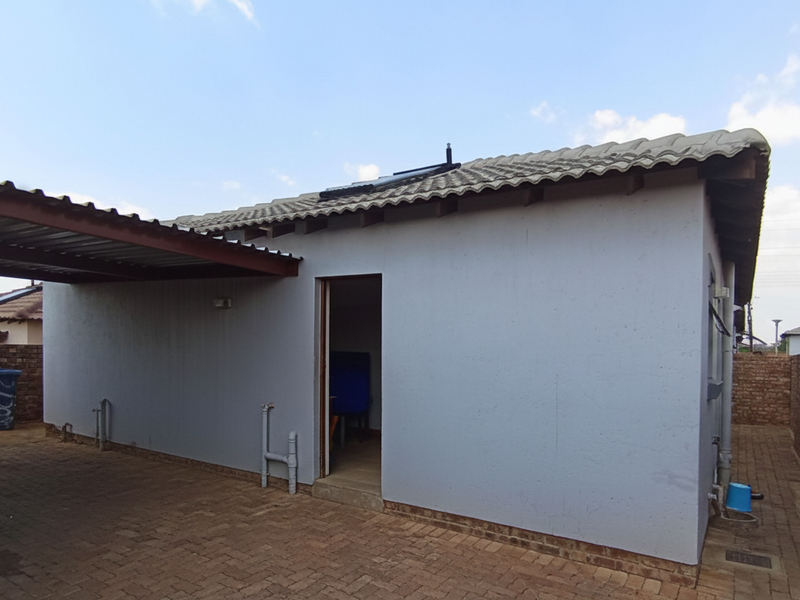 A Practical 3 Bedroom Home in Secure, Growing Chantelle - Photo 2