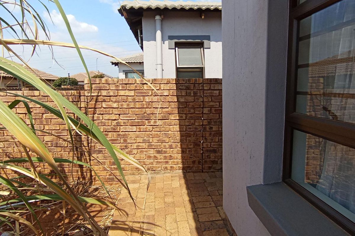 A Practical 3 Bedroom Home in Secure, Growing Chantelle - Photo 3