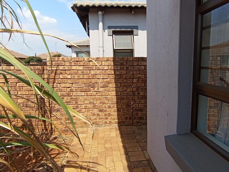 A Practical 3 Bedroom Home in Secure, Growing Chantelle - Photo 3