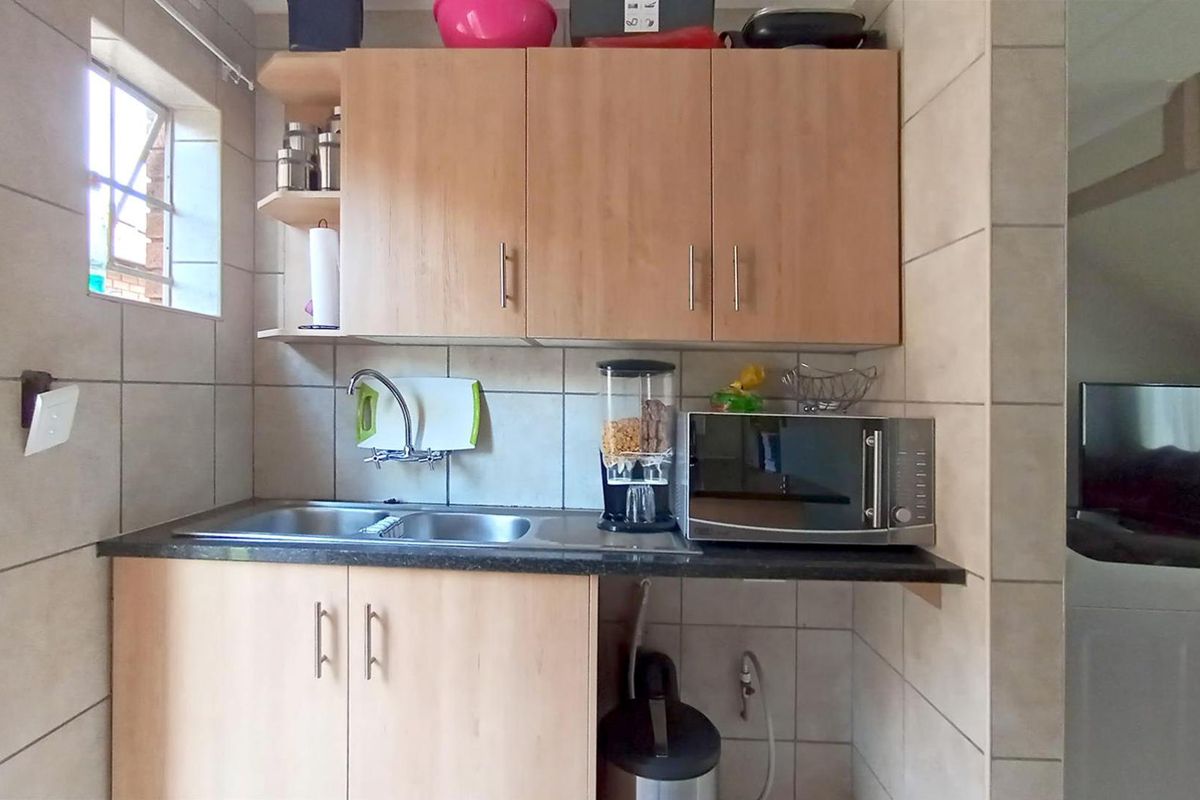 A Smart 3 Bedroom Home in a Secure Chantelle Complex — Great Value - Photo 5