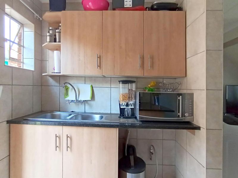 A Smart 3 Bedroom Home in a Secure Chantelle Complex — Great Value - Photo 5