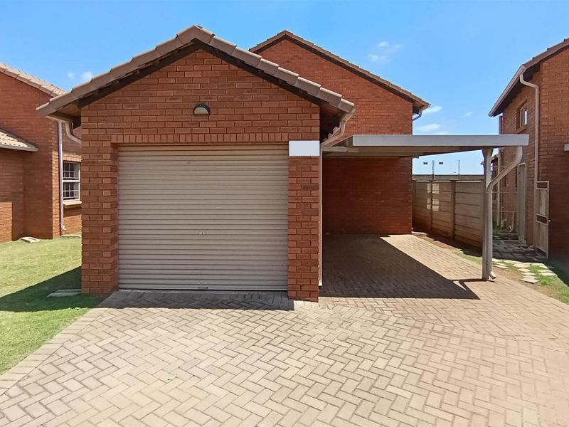 A Smart 3 Bedroom Home in a Secure Chantelle Complex — Great Value - Photo 2