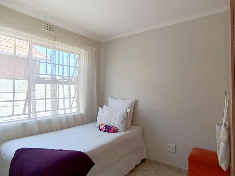 A Smart 3 Bedroom Home in a Secure Chantelle Complex — Great Value - Photo 9