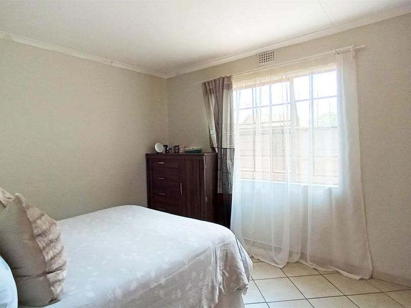 A Smart 3 Bedroom Home in a Secure Chantelle Complex — Great Value - Photo 7