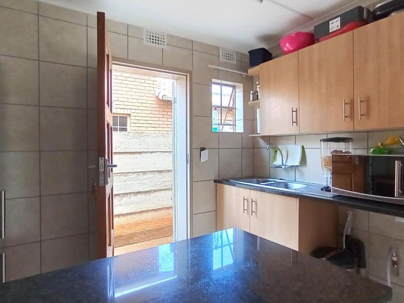 A Smart 3 Bedroom Home in a Secure Chantelle Complex — Great Value - Photo 6