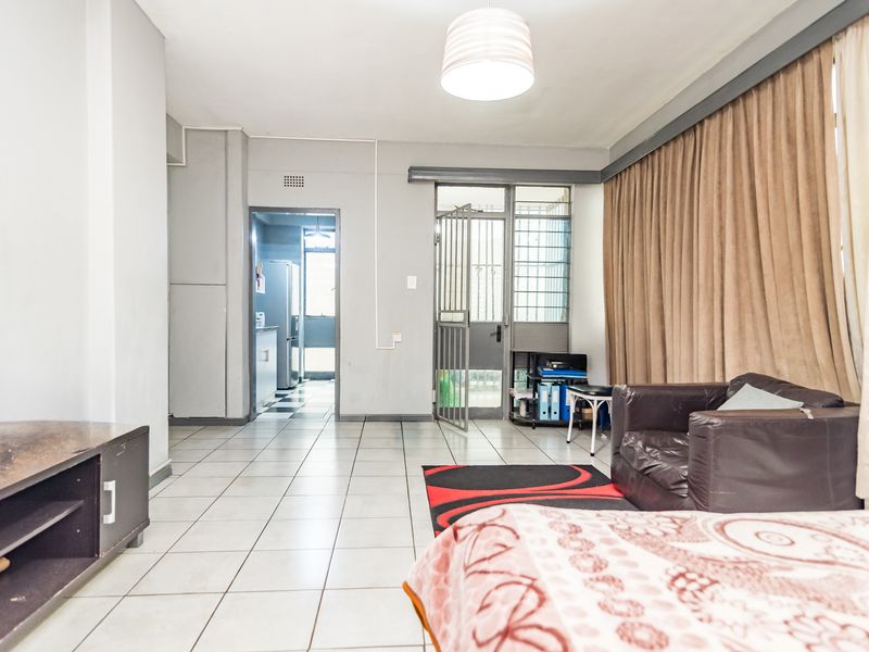 SPACIOUS 1-BEDROOM APARTMENT – PLEIN STREET, JOHANNESBURG CBD - Photo 10