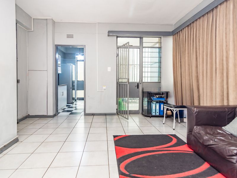 SPACIOUS 1-BEDROOM APARTMENT – PLEIN STREET, JOHANNESBURG CBD - Photo 9