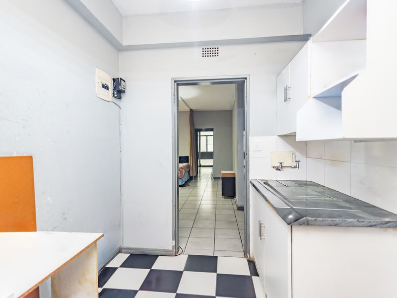 SPACIOUS 1-BEDROOM APARTMENT – PLEIN STREET, JOHANNESBURG CBD - Photo 7