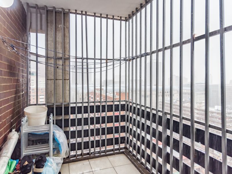 SPACIOUS 1-BEDROOM APARTMENT – PLEIN STREET, JOHANNESBURG CBD - Photo 4