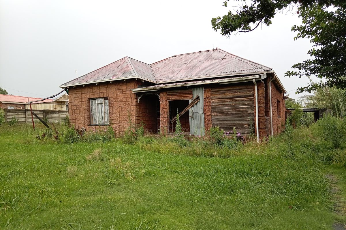 DEVELOPERS & INVESTORS. A GREAT PROJECT FIXER-UPPER WITH HUGE POTENTIAL - Photo 2