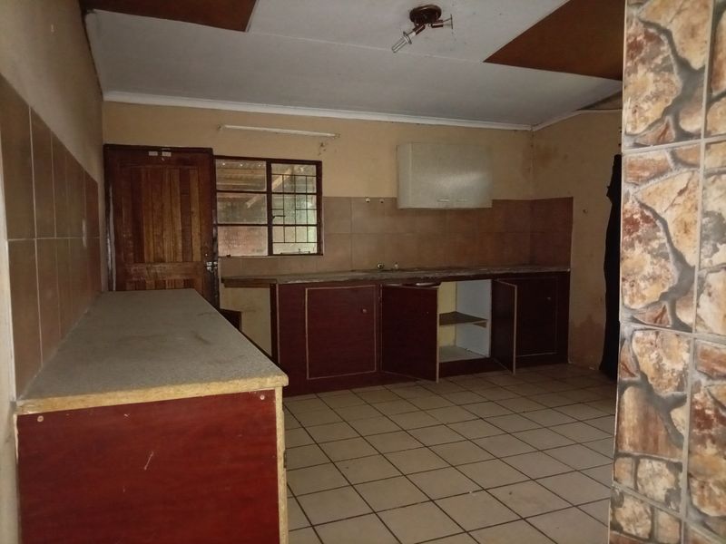 DEVELOPERS & INVESTORS. A GREAT PROJECT FIXER-UPPER WITH HUGE POTENTIAL - Photo 10