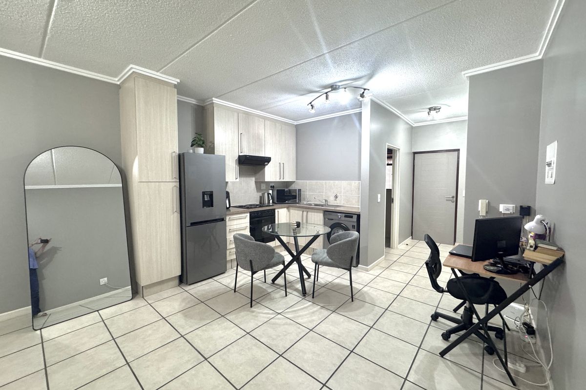 IMMACULATE GROUND FLOOR UNIT WITH PRIVATE GARDEN - Photo 3