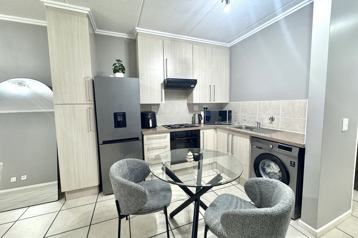 IMMACULATE GROUND FLOOR UNIT WITH PRIVATE GARDEN - Photo 4