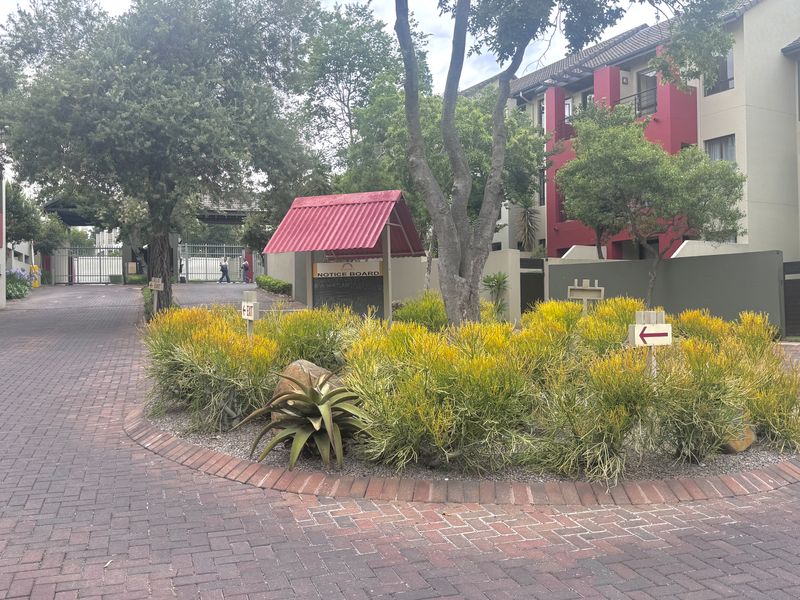 IMMACULATE GROUND FLOOR UNIT WITH PRIVATE GARDEN - Photo 10