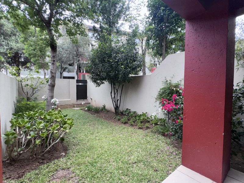 IMMACULATE GROUND FLOOR UNIT WITH PRIVATE GARDEN - Photo 8