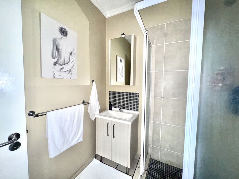 IMMACULATE GROUND FLOOR UNIT WITH PRIVATE GARDEN - Photo 7