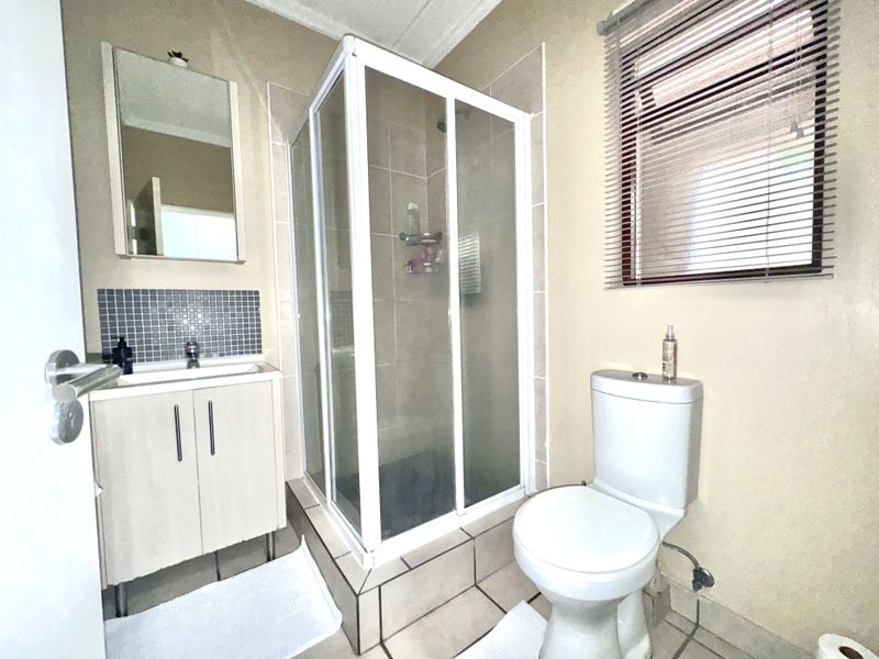 IMMACULATE GROUND FLOOR UNIT WITH PRIVATE GARDEN - Photo 6