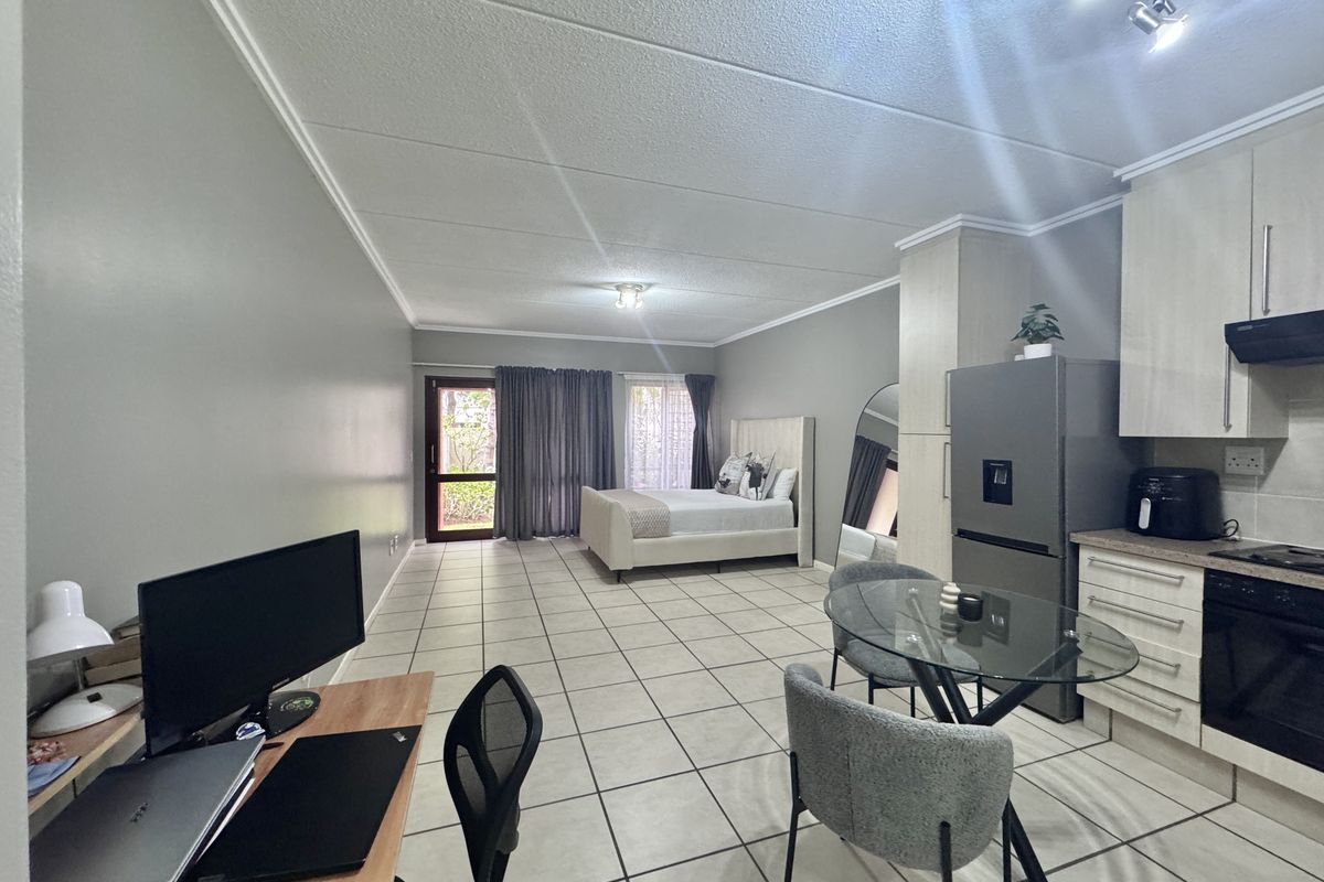 IMMACULATE GROUND FLOOR UNIT WITH PRIVATE GARDEN - Photo 2