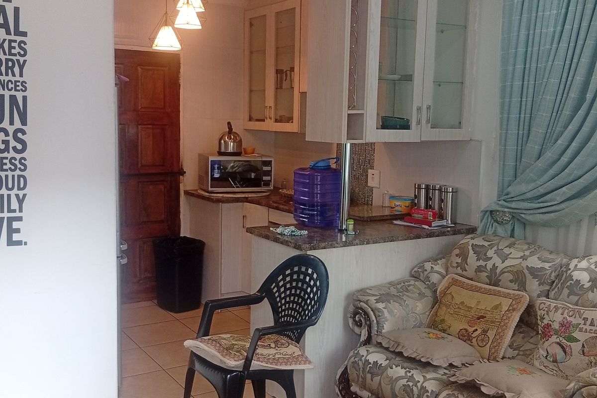 Charming 2-bedroom house in Protea Glen, Soweto—your perfect family home awaits! Call now! - Photo 4