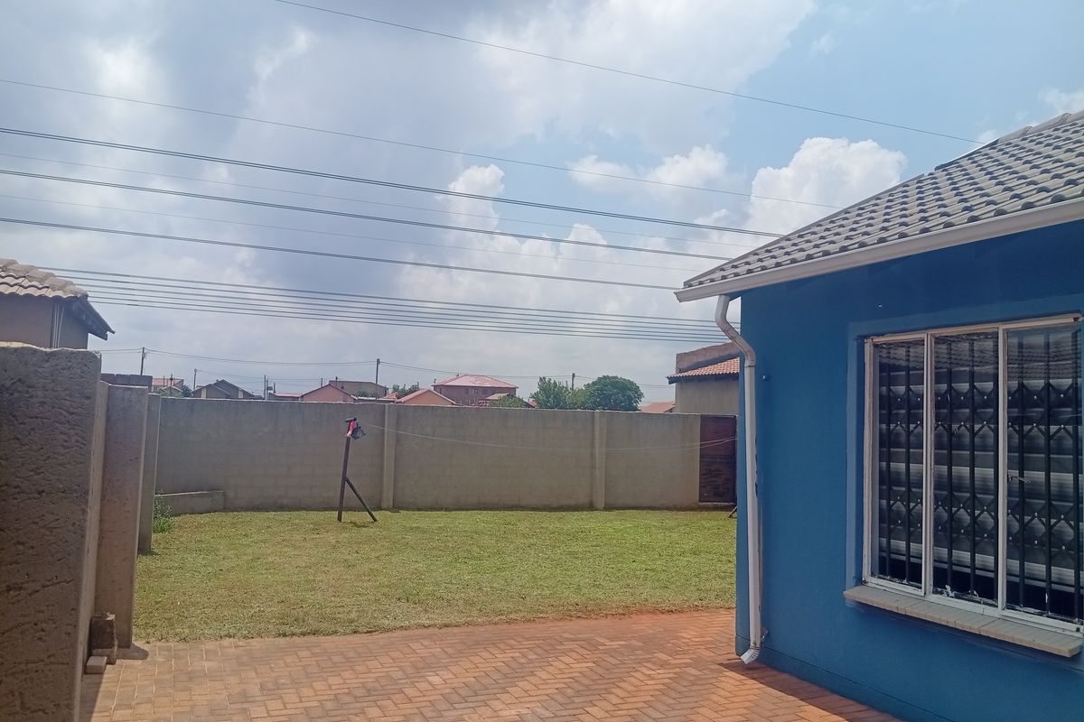 Charming 2-bedroom house in Protea Glen, Soweto—your perfect family home awaits! Call now! - Photo 2