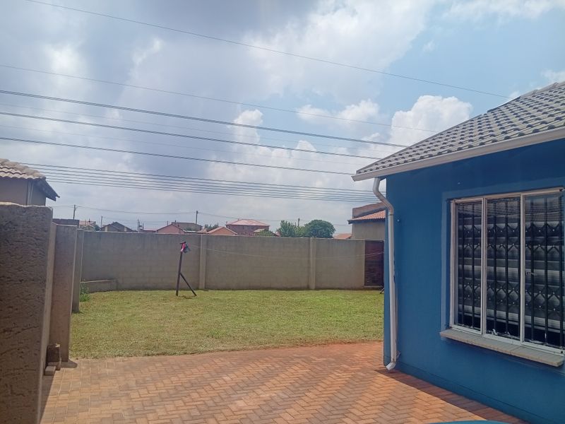 Charming 2-bedroom house in Protea Glen, Soweto—your perfect family home awaits! Call now! - Photo 2