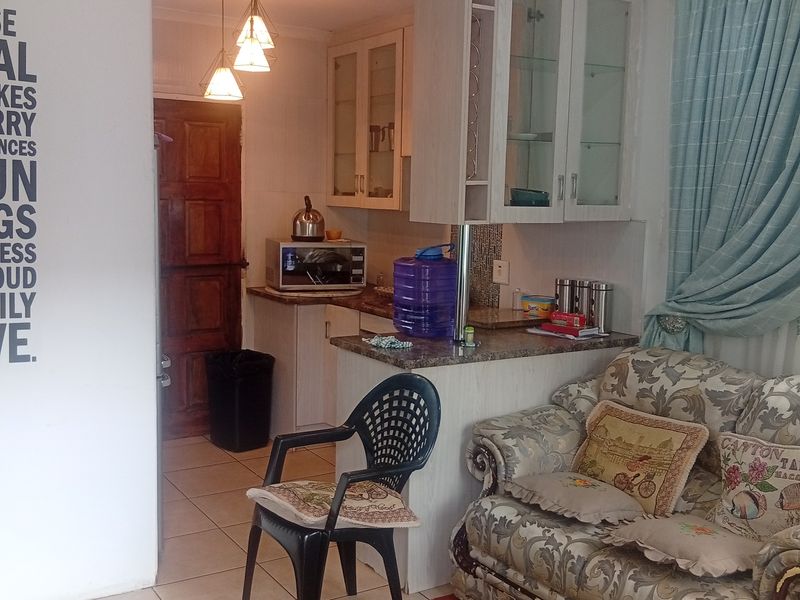 Charming 2-bedroom house in Protea Glen, Soweto—your perfect family home awaits! Call now! - Photo 3