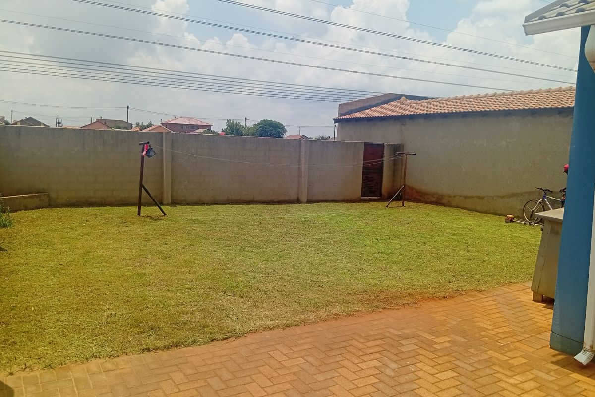 Charming 2-bedroom house in Protea Glen, Soweto—your perfect family home awaits! Call now! - Photo 5