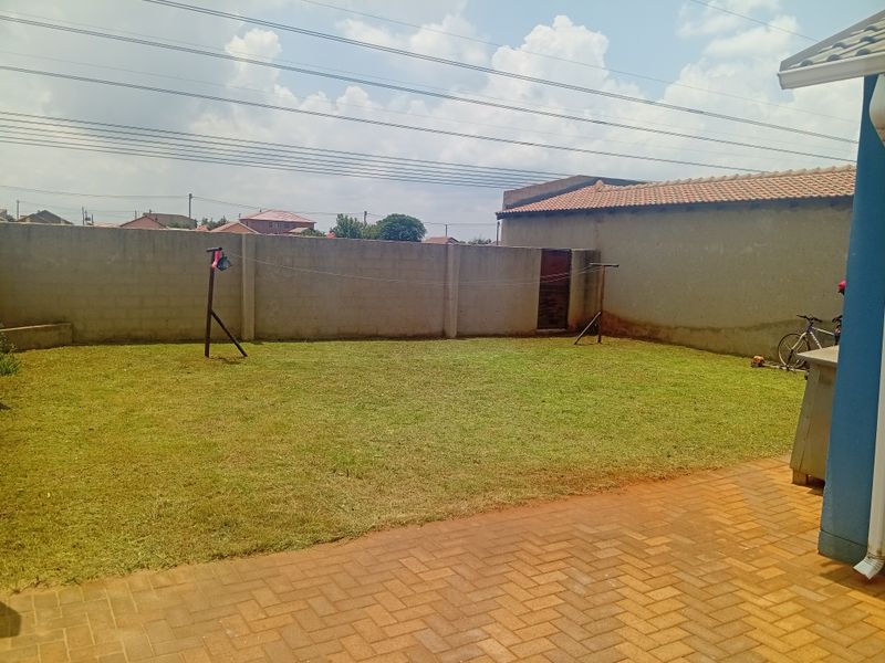 Charming 2-bedroom house in Protea Glen, Soweto—your perfect family home awaits! Call now! - Photo 5