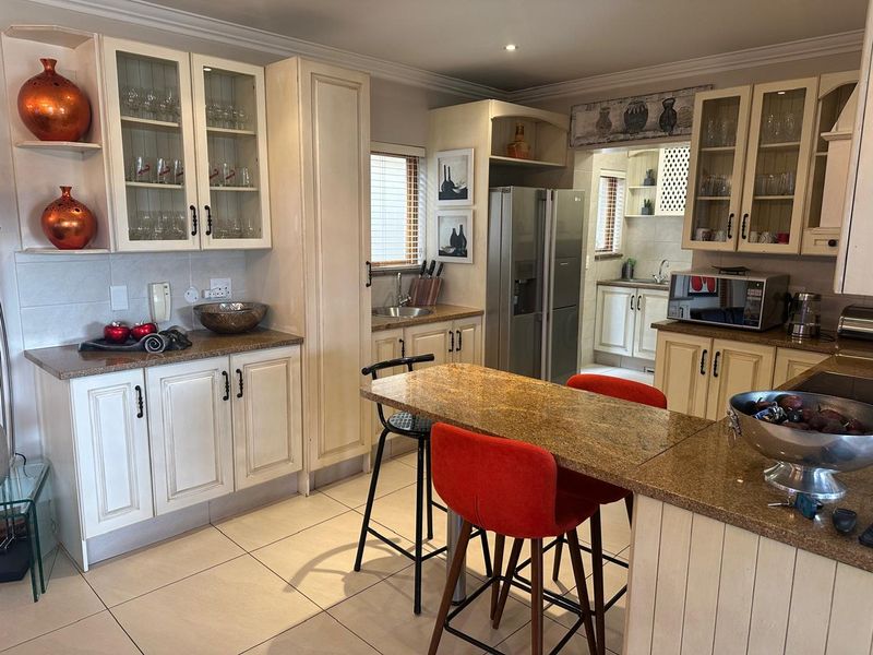 3 Bedroom Mediterranean Charm - Photo 7