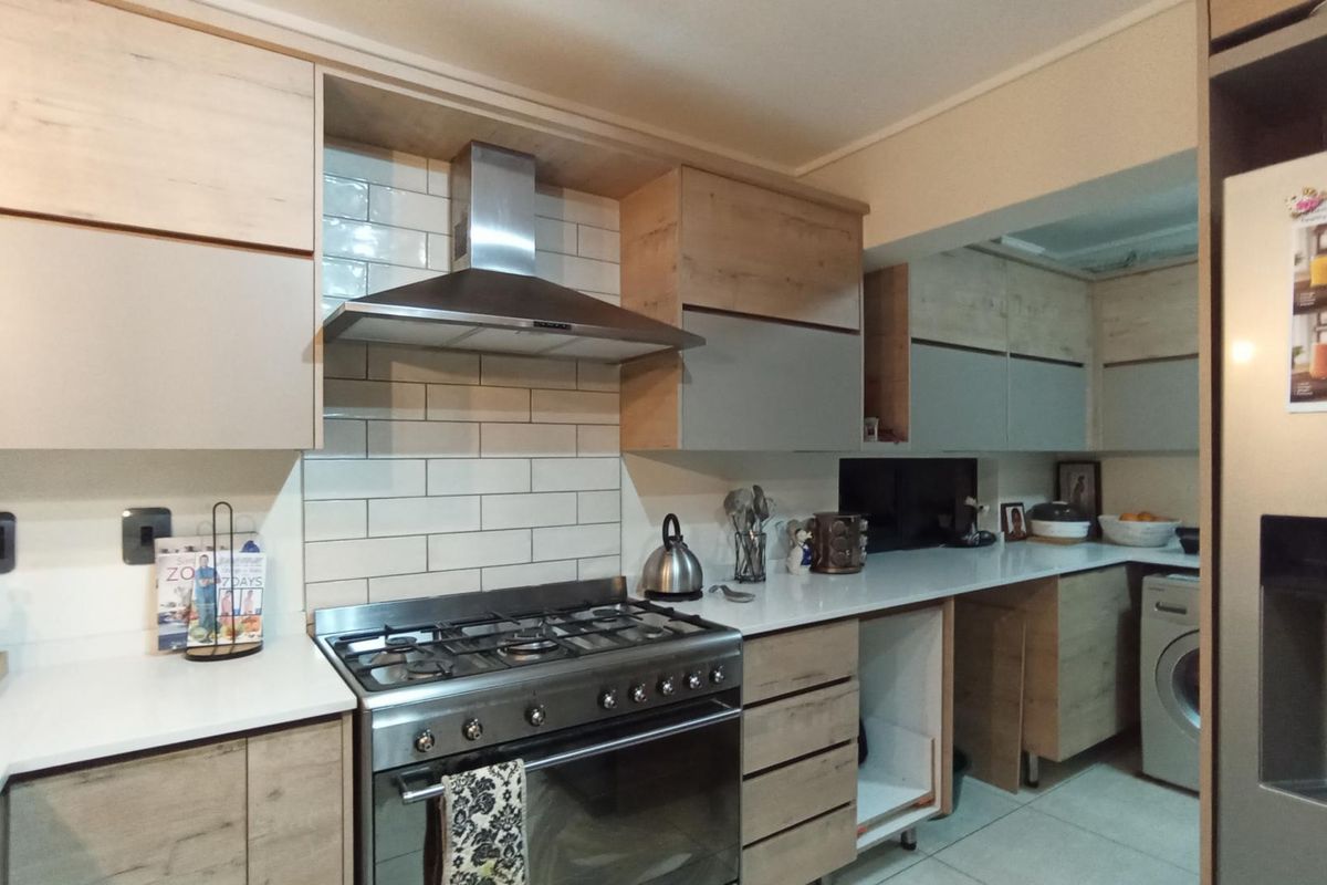 Elegant & Inviting Freehold house in Estate Living - Photo 4