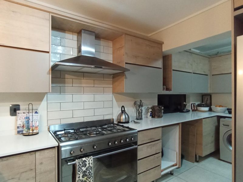 Elegant & Inviting Freehold house in Estate Living - Photo 4