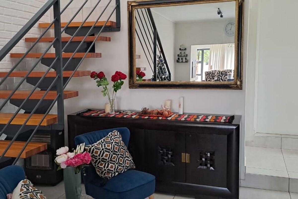 Elegant & Inviting Freehold house in Estate Living - Photo 5