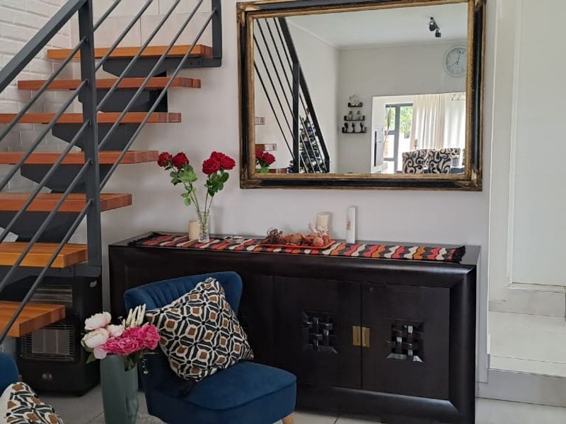 Elegant & Inviting Freehold house in Estate Living - Photo 5